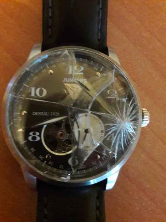 Сломанные наручные часы. Разбитые наручные часы. Поломанные часы. Часы наручные с разбитым стеклом. Разбитые швейцарские часы.